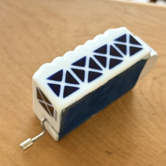 Sargadelos Porcelain Wind-Up Music Box Blue & White - Galicia, Spain - Picture 6 of 9